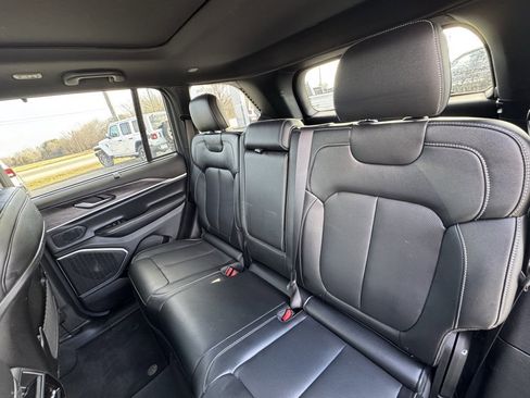 Used 2024 Jeep Grand Cherokee Limited w/ Luxury Tech Group II image 13