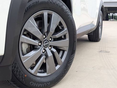 Used 2025 Nissan Pathfinder SV FWD image 2