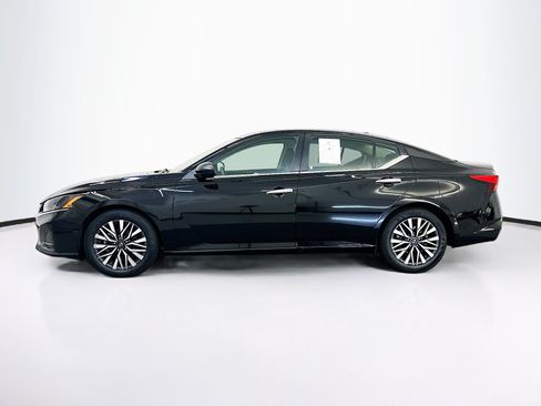 Used 2025 Nissan Altima 2.5 SV FWD image 4