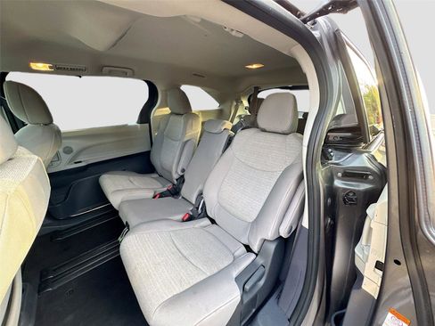 Used 2024 Toyota Sienna LE image 23