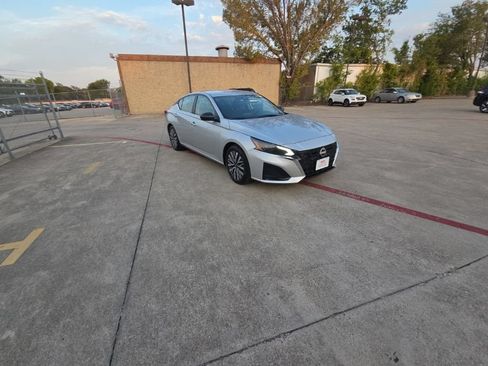Used 2025 Nissan Altima 2.5 SV FWD image 6