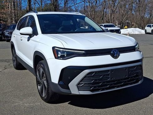 Certified 2025 Volkswagen Taos SE w/ Panoramic Sunroof Package image 2