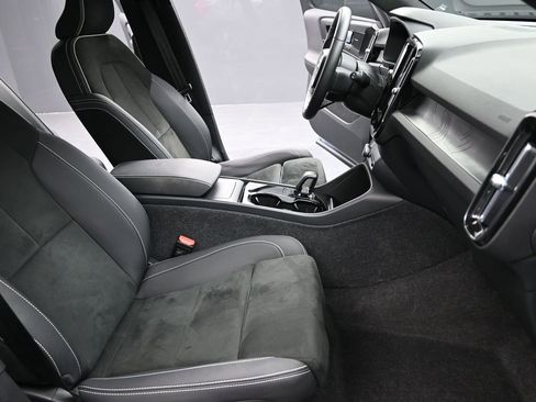 Used 2023 Volvo XC40 Recharge Ultimate image 21