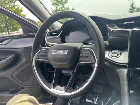Used 2023 Jeep Grand Cherokee Laredo AWD/4WD image 20
