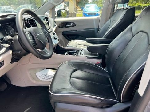 Used 2023 Chrysler Pacifica Limited FWD image 12