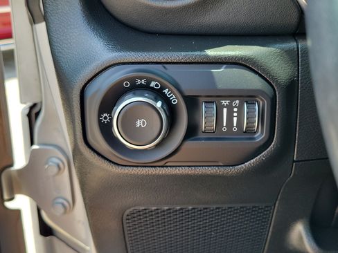 Used 2022 Jeep Wrangler Unlimited Sahara AWD/4WD image 27