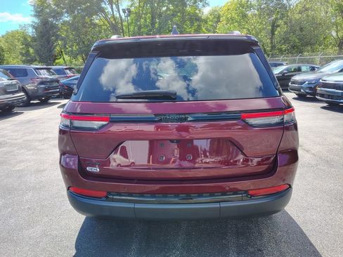 Used 2025 Jeep Grand Cherokee Altitude AWD/4WD image 5