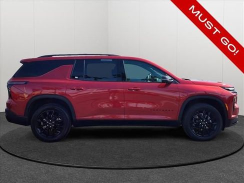 Used 2025 Chevrolet Traverse LT w/ Enhanced Driving Package FWD image 4
