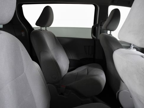 Used 2020 Toyota Sienna L image 24