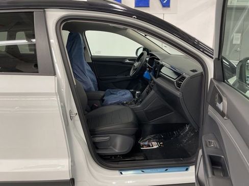 New 2026 Volkswagen Taos SE image 13