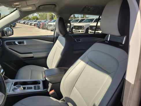 Used 2021 Ford Explorer XLT w/ Equipment Group 202A image 11