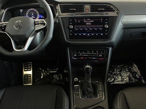 Used 2024 Volkswagen Tiguan SE R-Line image 29
