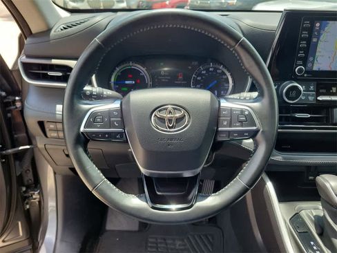 Used 2020 Toyota Highlander XLE image 23