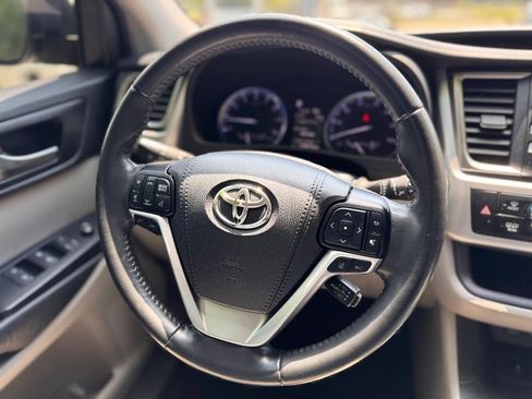 Used 2019 Toyota Highlander XLE AWD/4WD image 26
