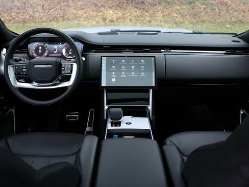 Used 2025 Land Rover Range Rover SE image 4