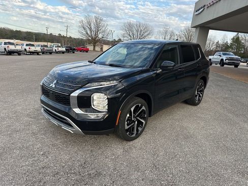 Used 2024 Mitsubishi Outlander SE image 3