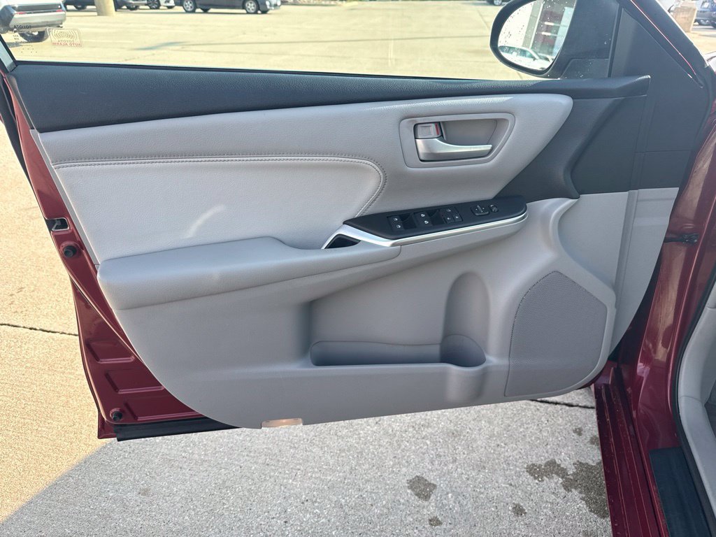 Used 2016 Toyota Camry XLE w/ Moonroof Package FWD image 18
