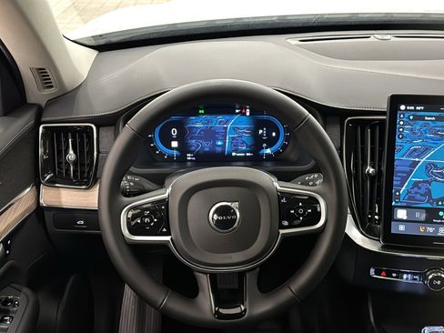 Used 2025 Volvo XC90 B6 Plus image 12