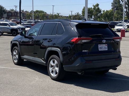 Used 2020 Toyota RAV4 XLE w/ Carpet Mat Package AWD/4WD image 4