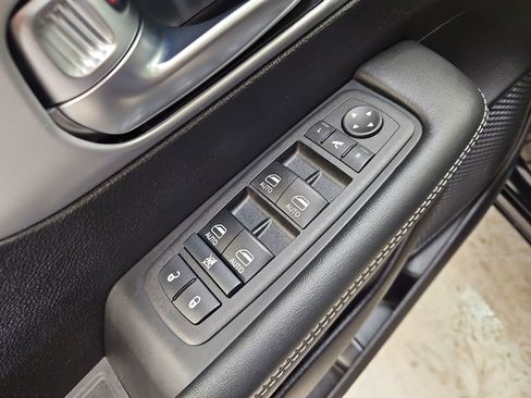 Used 2025 Chrysler Pacifica Limited FWD image 16