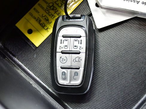 Used 2025 Chrysler Pacifica Select FWD image 35