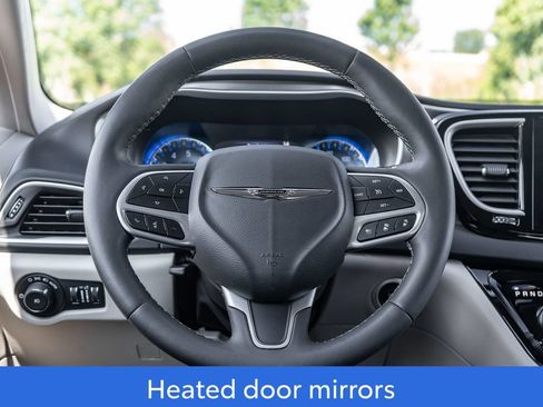 Used 2024 Chrysler Pacifica Touring-L FWD image 16