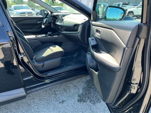 Used 2024 Nissan Rogue SV FWD image 32