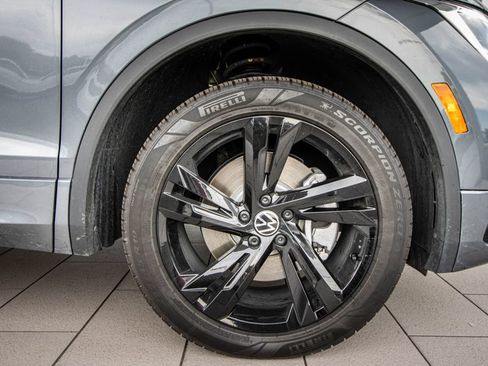 Certified 2023 Volkswagen Tiguan SE R-Line FWD image 5