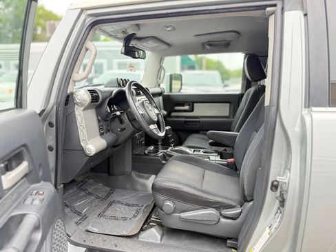 Used 2011 Toyota FJ Cruiser 4WD w/ Upgrade Pkg image 6