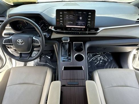 Used 2024 Toyota Sienna XLE FWD image 9