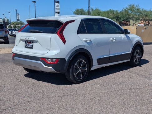 Used 2024 Kia Niro LX image 3