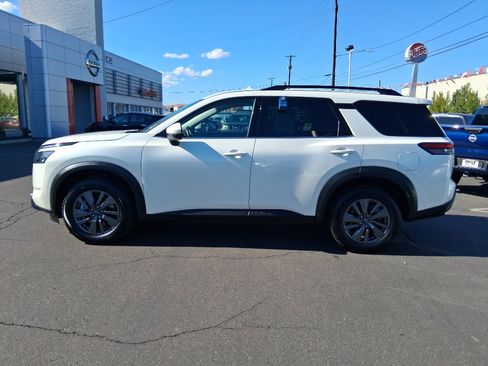Used 2024 Nissan Pathfinder SV image 6