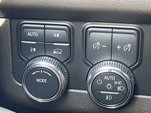 Used 2024 GMC Yukon SLT AWD/4WD image 21
