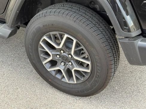 New 2025 Jeep Wrangler Unlimited Sahara AWD/4WD image 18