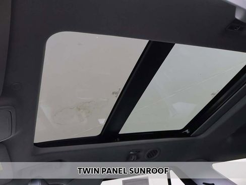 Used 2022 Ford Explorer XLT w/ Equipment Group 202A image 3