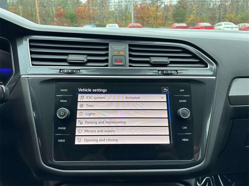 Used 2024 Volkswagen Tiguan SE image 32