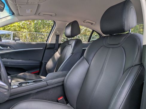 Used 2023 Genesis G70 2.0T RWD image 12
