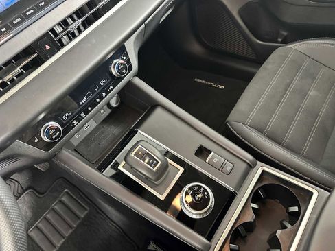 Used 2024 Mitsubishi Outlander SE image 18