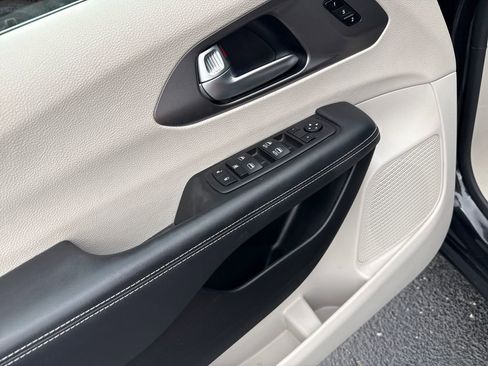 Used 2023 Chrysler Pacifica Touring-L FWD image 13