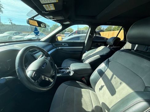 Used 2017 Ford Explorer XLT w/ Equipment Group 202A AWD/4WD image 3