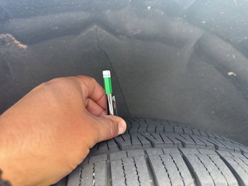 Used 2021 GMC Yukon XL SLT w/ SLT Premium Package image 12