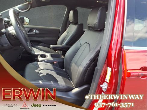 Used 2025 Chrysler Pacifica Select FWD image 12