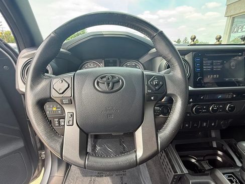 Used 2017 Toyota Tacoma TRD Off-Road w/ Premium & Technology Package AWD/4WD image 17