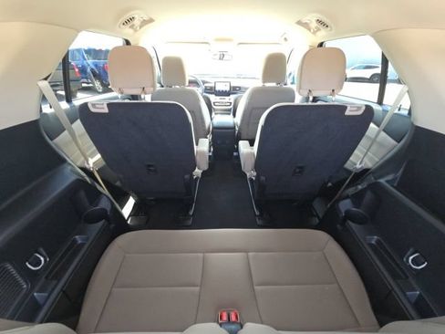 Used 2024 Ford Explorer XLT RWD image 14