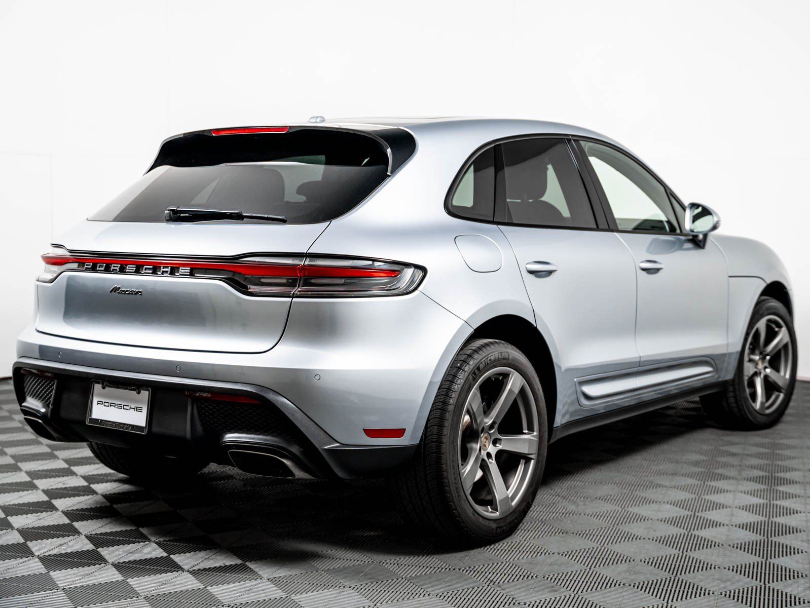Certified 2023 Porsche Macan AWD/4WD image 10