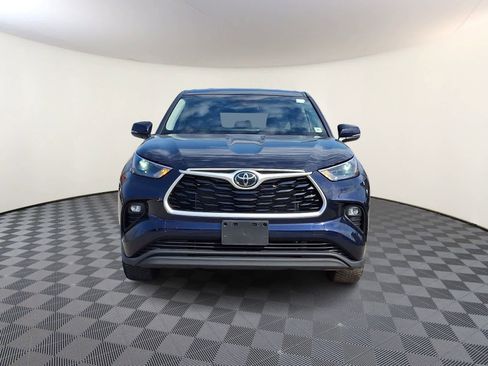 Used 2022 Toyota Highlander LE image 3