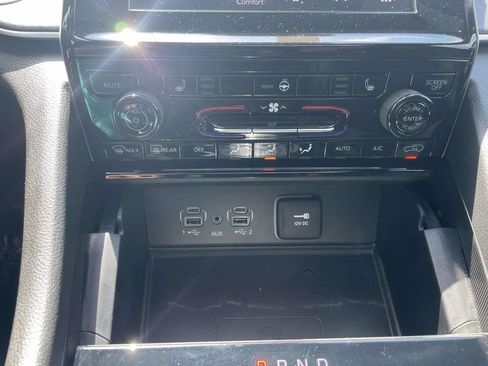 Used 2024 Jeep Grand Cherokee Altitude AWD/4WD image 27