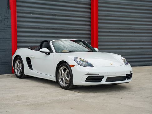 Used 2019 Porsche 718 Boxster RWD image 2