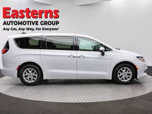Used 2022 Chrysler Voyager LX FWD image 4