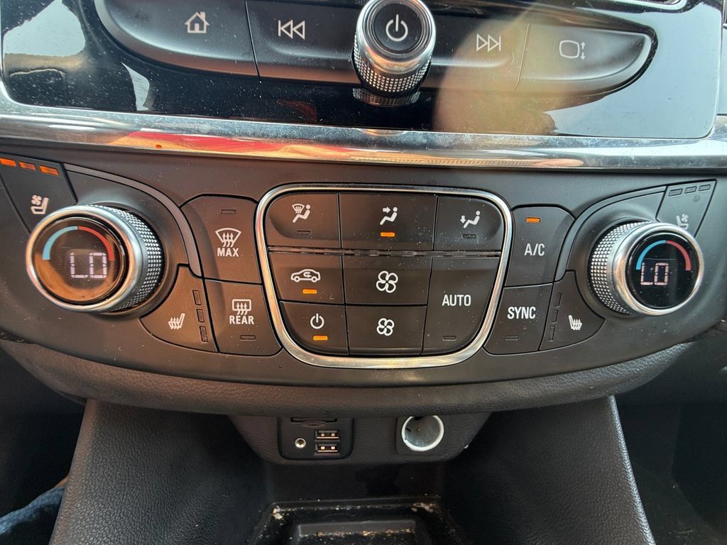 Used 2023 Chevrolet Traverse Premier AWD/4WD image 23